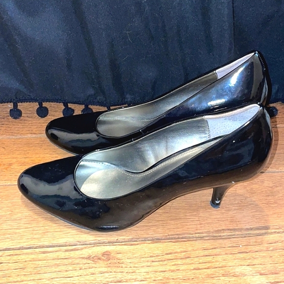 Bandolino Black Patent Leather Heels Size 10M - Picture 1 of 9